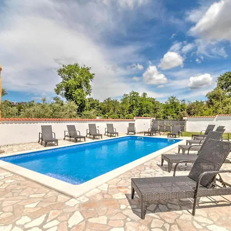 Holiday home Cosy In Near Pula Centre